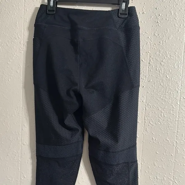 Gymshark Black Leggings Sleek Athletic Wear - Image 6
