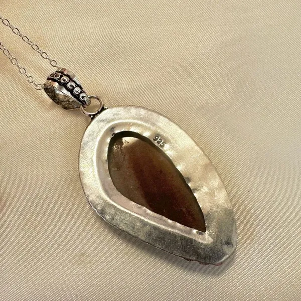 Silver tone and agate pendant necklace - Image 6