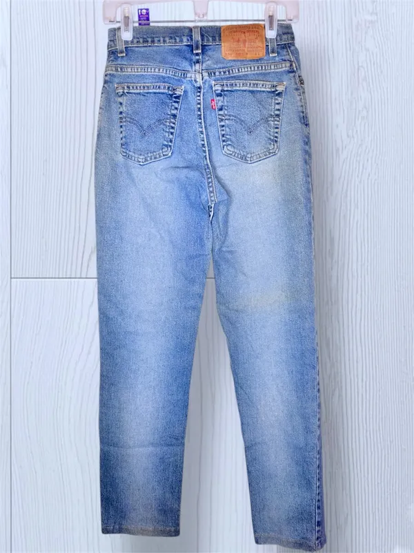 LEVI’S 550 Women’s Relaxed Fit Tapered Leg Jeans - Light Wash Vintage Denim - Image 4