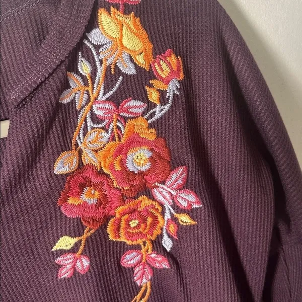 Andree by Unit Purple Embroidered Floral Waffle Knit V Neck Top Boho S - Image 4