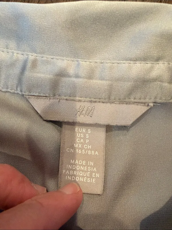 H&M Women's Light Gray Satin Button-Down Shirt Size Small - C27-180 - Image 2
