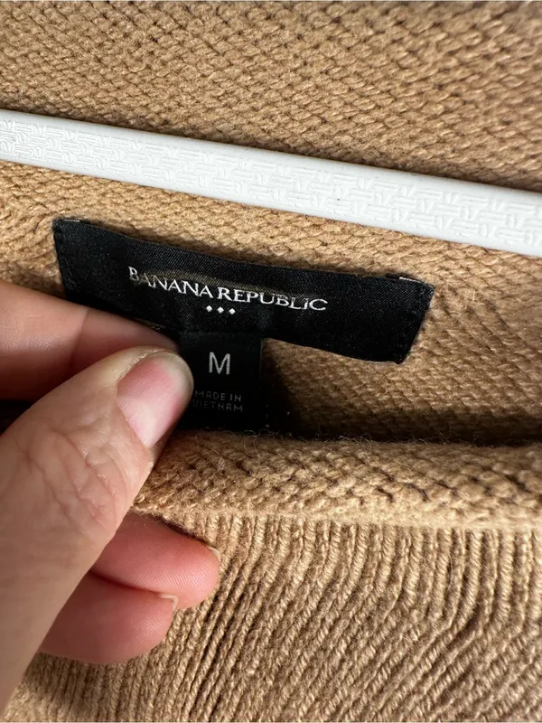 H95. Banana Republic Cable Knit Crewneck Sweater in Camel - Image 2