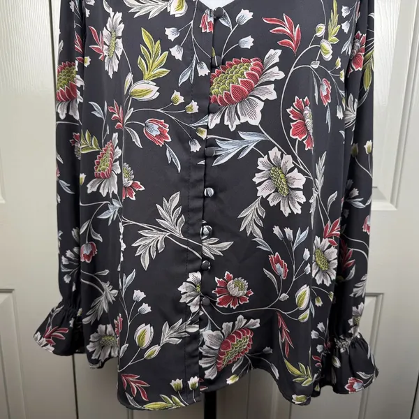 LOFT Women Blouse Sz M Charcoal Floral VNeck Long Sleeve Button Down Ruffle Cuff - Image 3