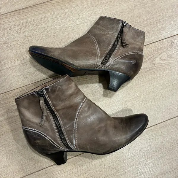 Frye Women’s Steffi Zip Ankle Bootie Brown Leather Size 8 - Image 2