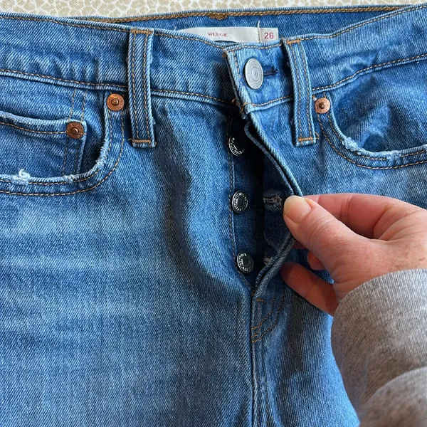 Levi’s Wedgie buttonfly high rise distressed jeans size 26 - Image 5