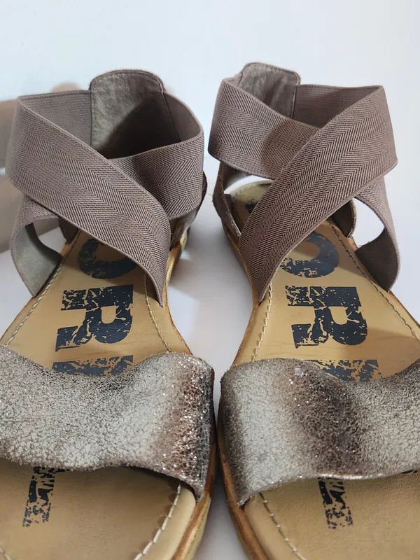 Sorel Ella Brown and Gold Slip On Sandals Leather and Elastic Straps Size 9.5 - Image 3