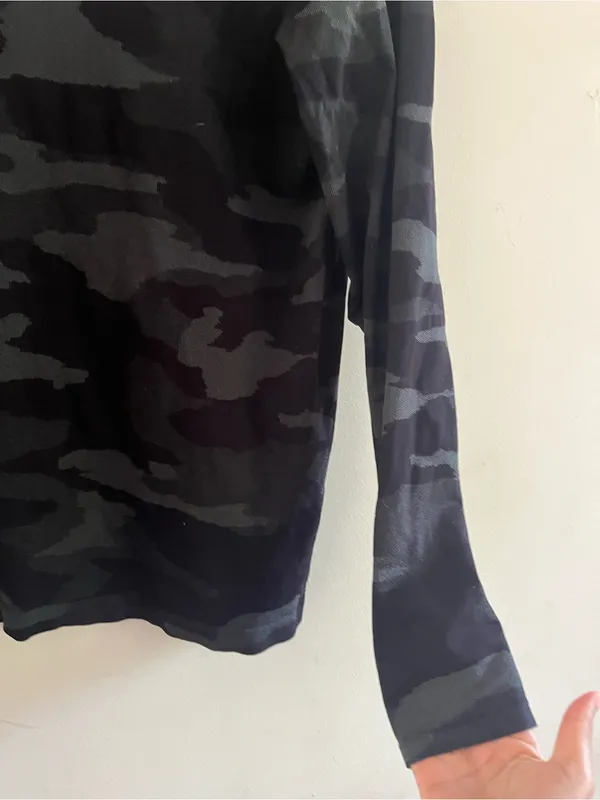 Athleta Black Gray Camo Long Sleeve Performance Top Large Athleisure Gym Workout - Image 2