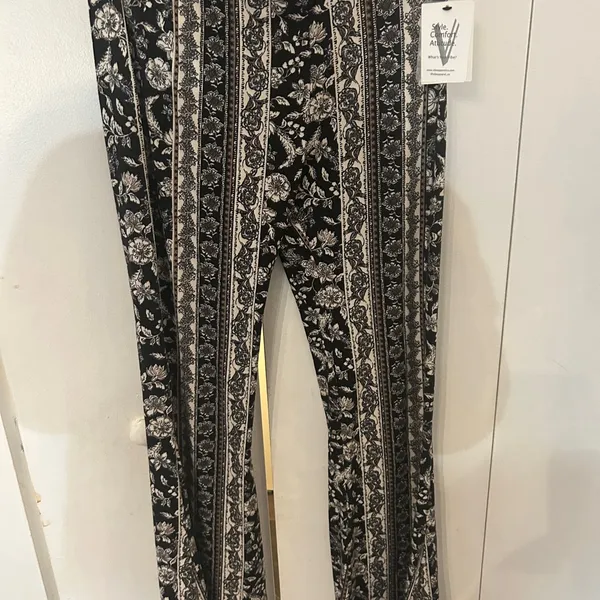 Black and White Floral Patterned stretch Bell bottom Pants Size L - Image 3