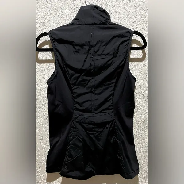 Lululemon Run For Cold Vest PrimaLoft Stretch Glide Material in Black Size 6 - Image 10