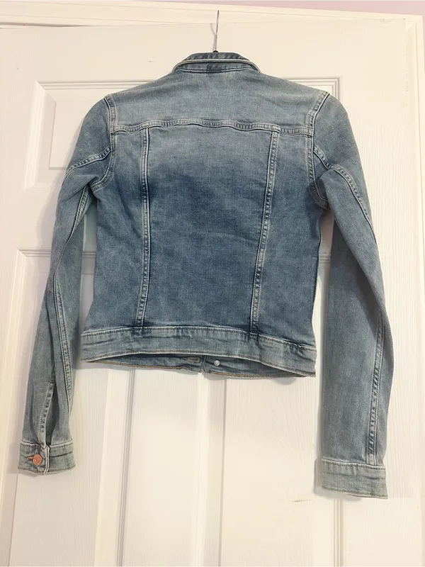 H&M Denim Jacket with stylish buttons - Image 3
