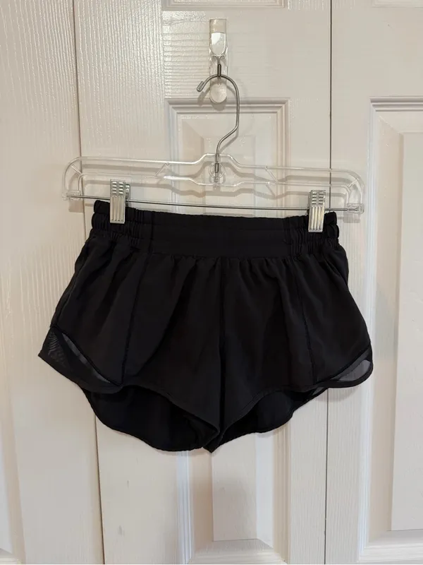 Lululemon Hotty Hot Short II 2.5" Black Size 4 Reg - Image 4