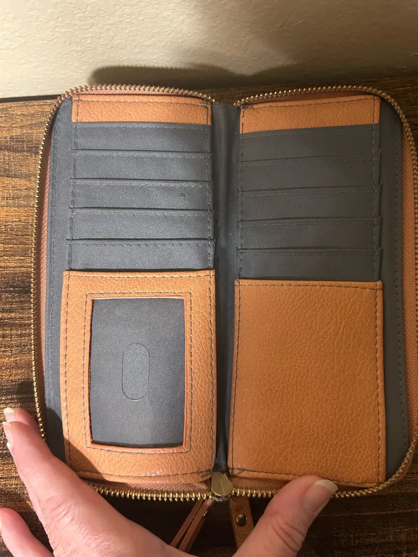 Enzo Angiolini zip around wallet - Image 3