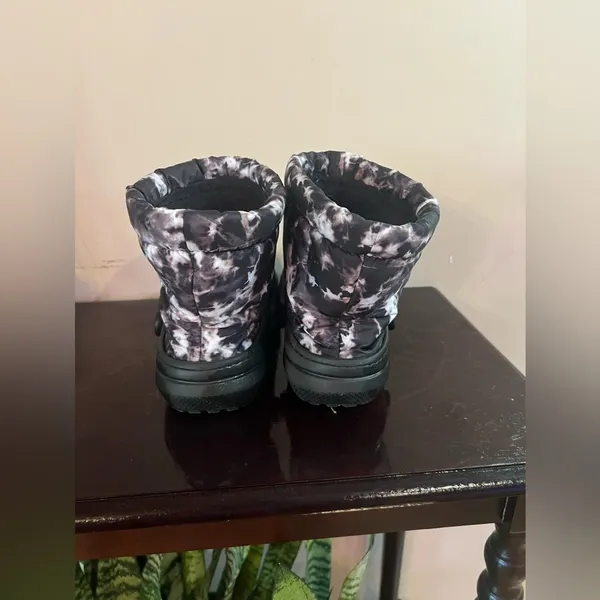Crocs Classic Lined Women's Winter  Boots size 7 - Image 4