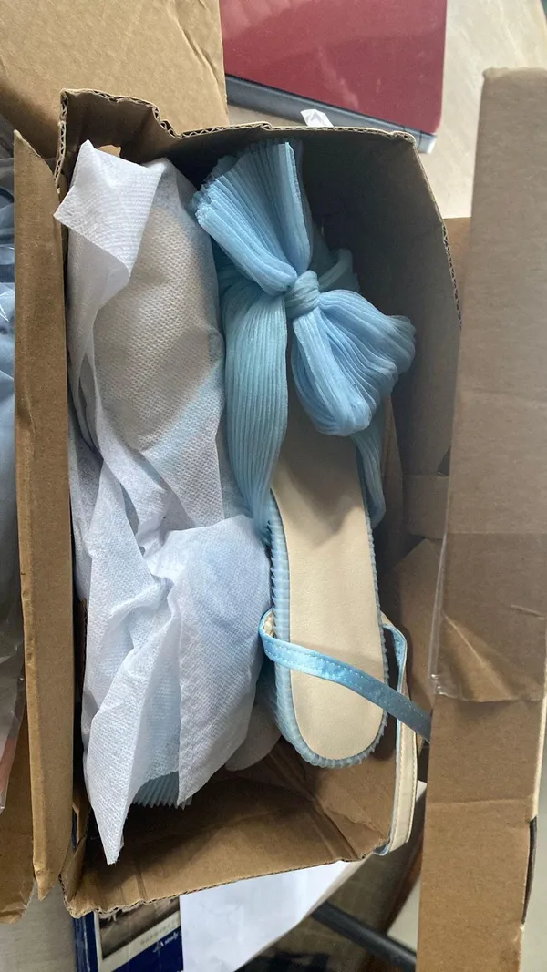 Blue Bowed Heels Size 9.5 - Image 4