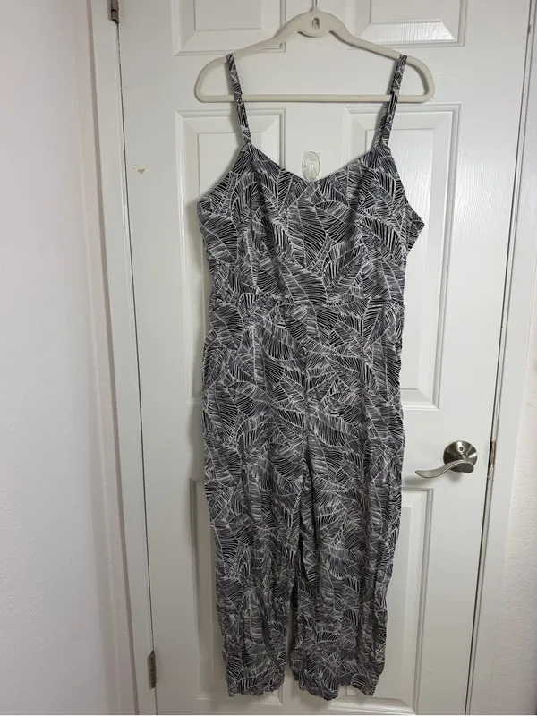 Old Navy Black & White Printed Cropped Jumpsuit - Image 4