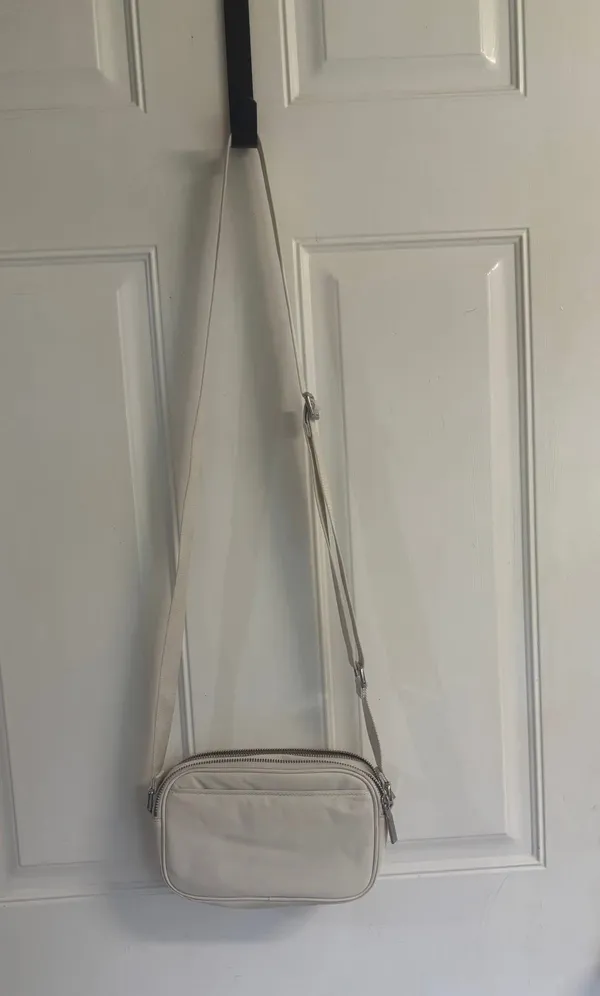 Lululemon 2L Solid Light IvoryCrossbody Camera adjustable strap Bag - Image 2