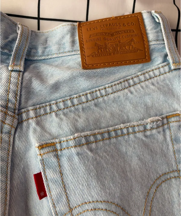 Levi's Woman’s Jeans With Rips, Light Wash Size 25 High Rise - Image 8