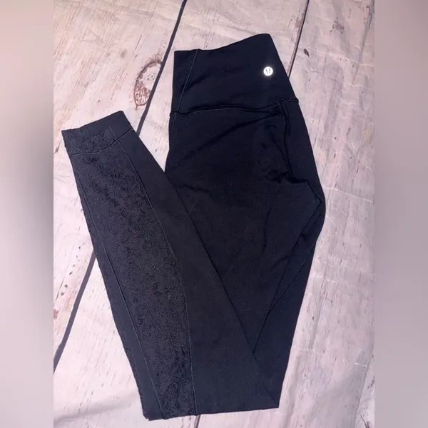 Lululemon women’s black floral mesh panel up side of leg size 6 like new - Image 8
