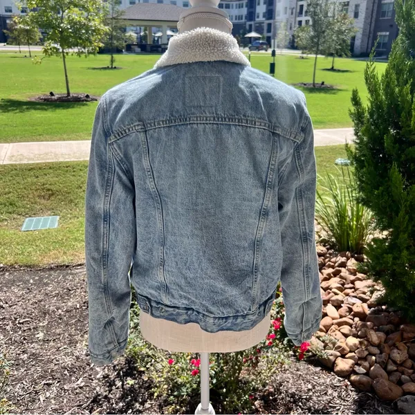 Levi's Light Blue Denim Jacket with White Sherpa Collar - Image 4