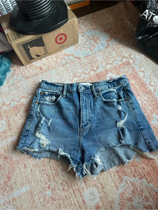 Abercrombie and fitch the mom short high rise size 29 or 8 medium wash denim - Image 2