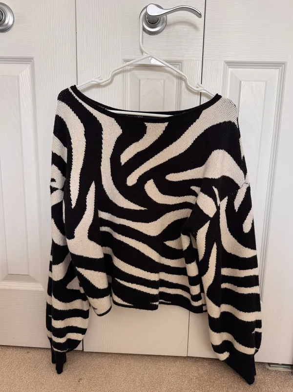Black And White Trendy Sweater Multiple Size M - Image 3