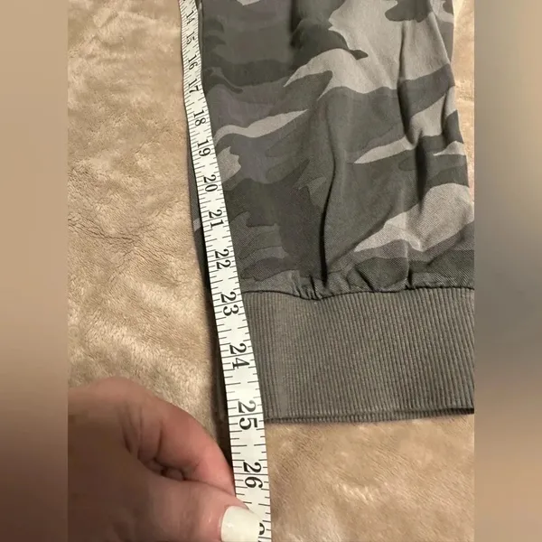 Splendid Camo Lightweight Joggers Size Medium - Image 2