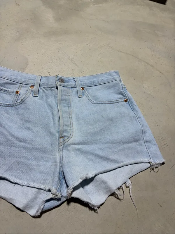 Levi’s 501 Light Wash Denim Cutoff Shorts Women 28 - Image 3