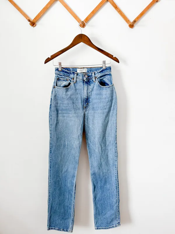 Abercrombie & Fitch Curve Love Ultra High Rise 90s Straight Jean - Image 10