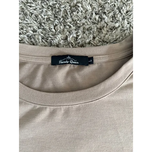 Trendy Queen Women's Oversized Tan‎ Thumb Hole Long Sleeve Tee Size Large - Image 2