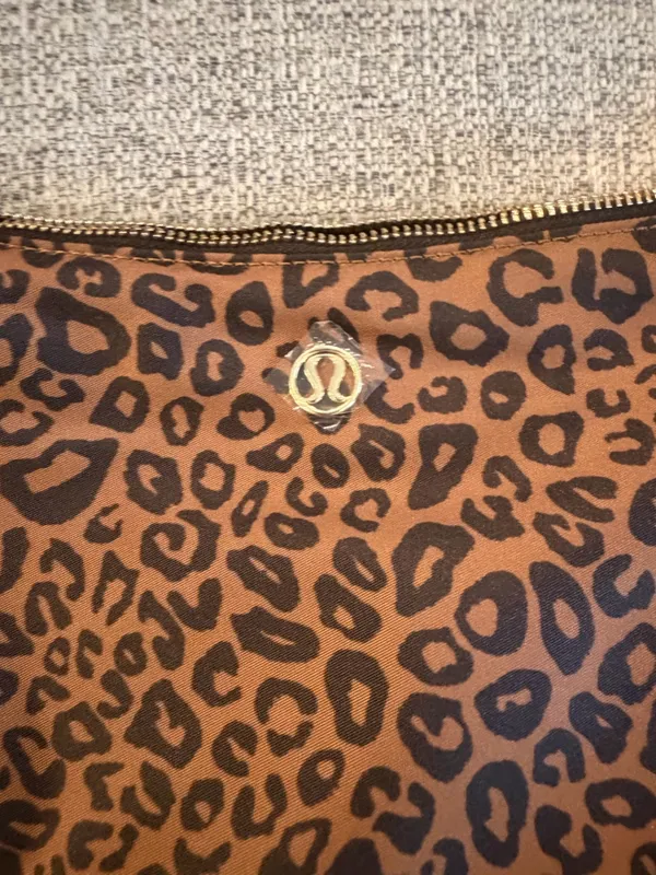Lululemon Large Slouchy Sling Bag 13L Metal Hardware leopard print NWT - Image 6