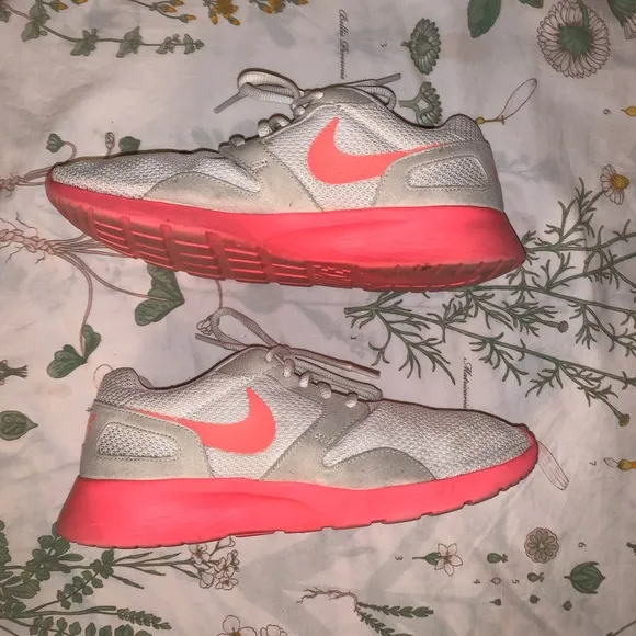 Nike shoes - Image 2