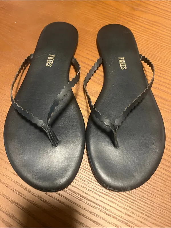 TKEES Black Leather Scalloped Thong Sandals, Size 9 - Image 3