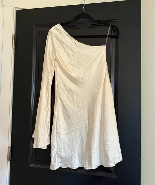 NWT Showpo Mini one shoulder long sleeve dress in pearl size 2 - Image 6