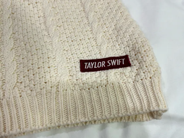 Taylor Swift Red (Taylor's Version) Star Patch Cardigan M/L Official - Image 3