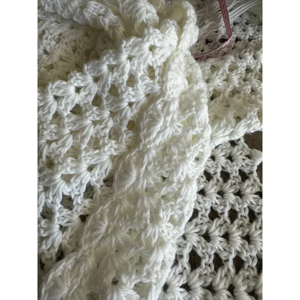 Vtg Boho White Crochet Triangle Shawl Fringe Bridal Wrap Handcrafted 60" x‎ 37" - Image 3
