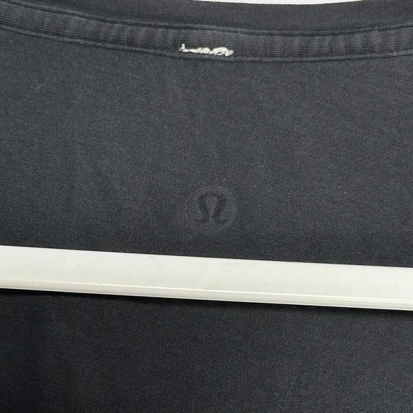 Lululemon Love Tee‎ V Black Short Sleeve V-Neck T-Shirt Curved Hem FLAW - Image 4