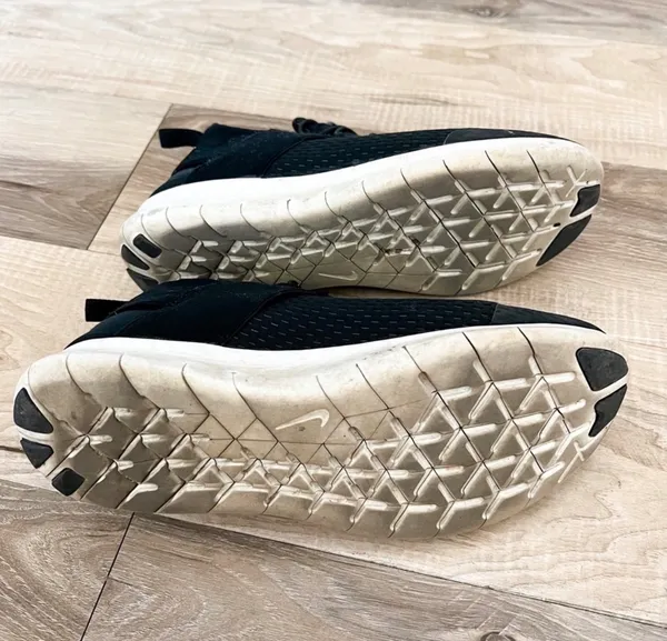 Women’s Nike shoes - Image 4