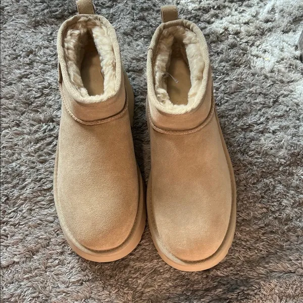 NWOT Ugg plush platform boots size‎ 8 - Image 2