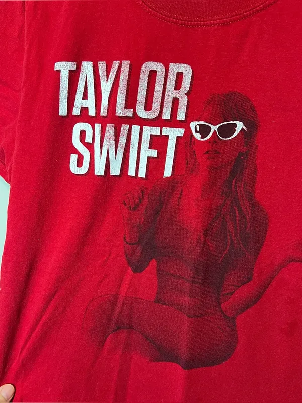 Taylor Swift Red Tour Retro Shirt‎ Small - Image 2