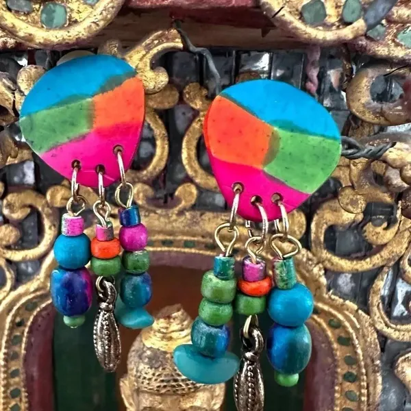 Multi colored dangling clip on earrings - Image 8