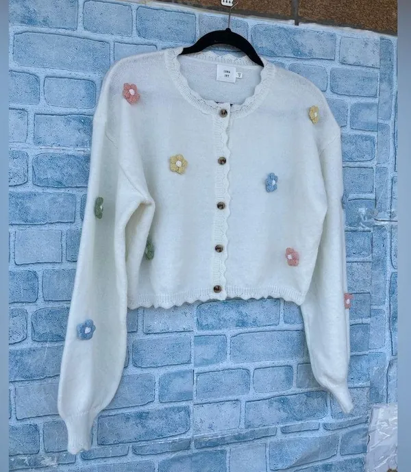 Luna ivy 3 D flowers details cardigan size medium - Image 2