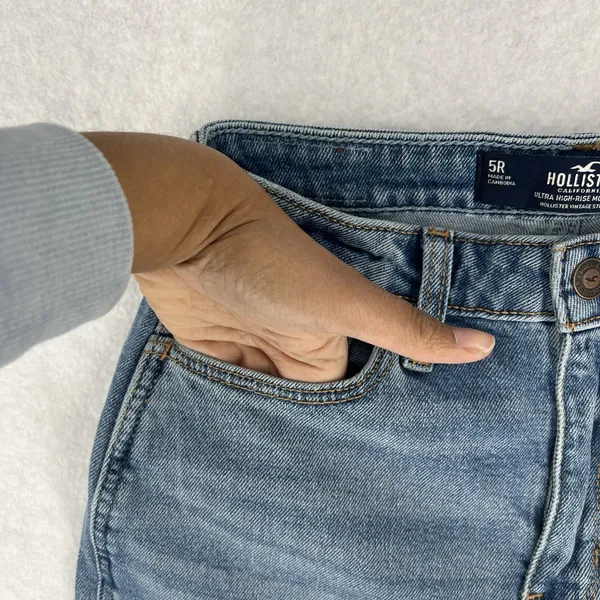 Hollister Ultra High Rise Mom Jean Womens Size 27 Light Wash‎ Denim Tapered Leg - Image 14
