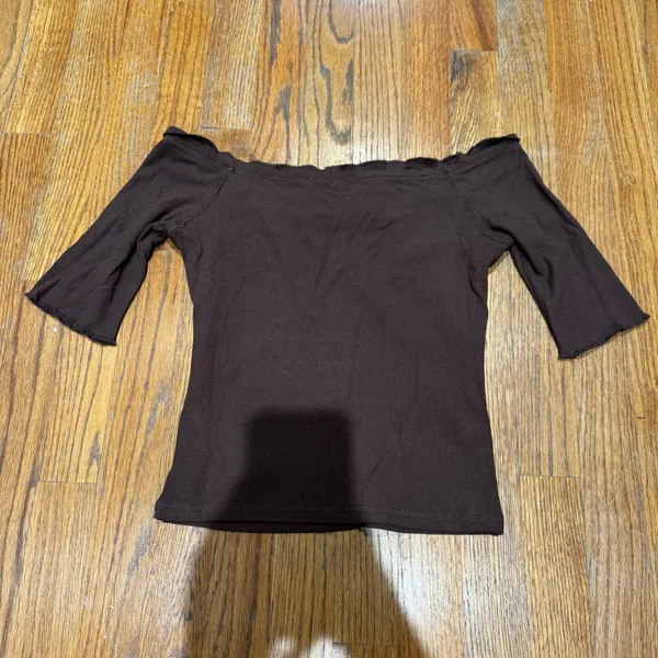 aemi + co cropped off the shoulder top Brown - Image 5