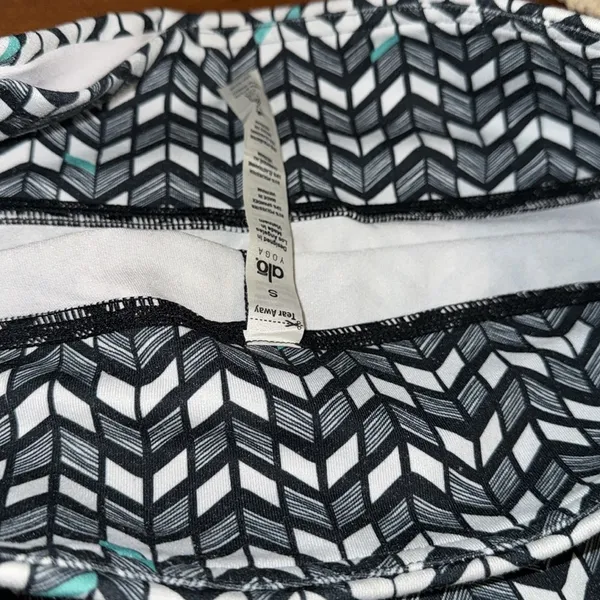 ALO yoga Athletic shorts size small - Image 3