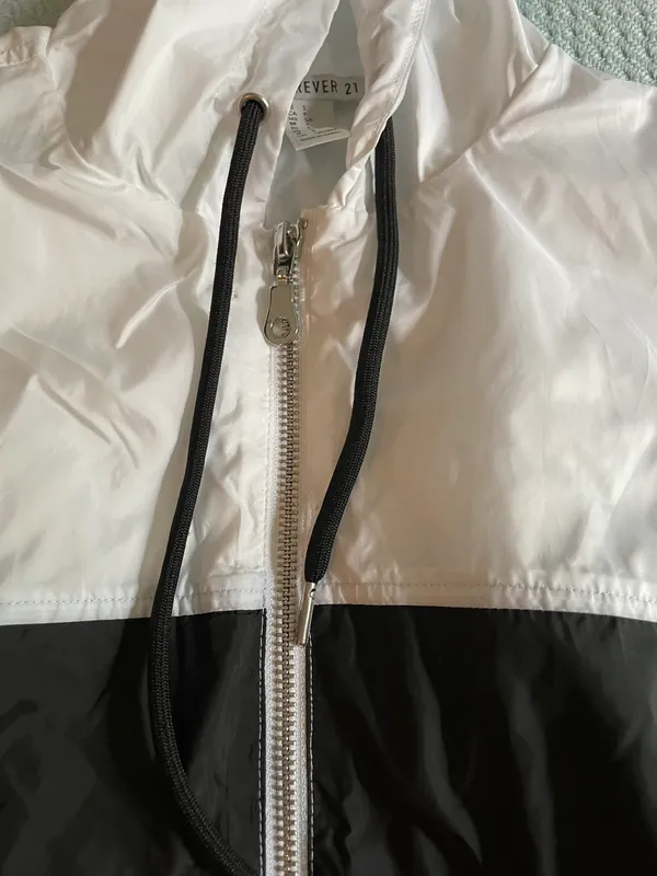 Forever 21 Rain Jacket Cropped - Image 3