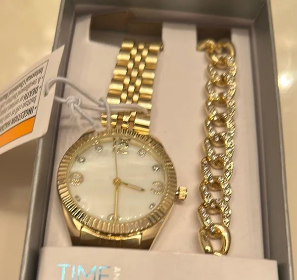 Time and Tru Gold Watch and Bracelet Set Elegant Accessories - Image 11