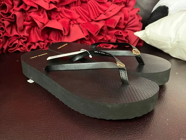 women’s platform flip flop in perfect black size 9 avail NWT, leather strap on top - Image 2