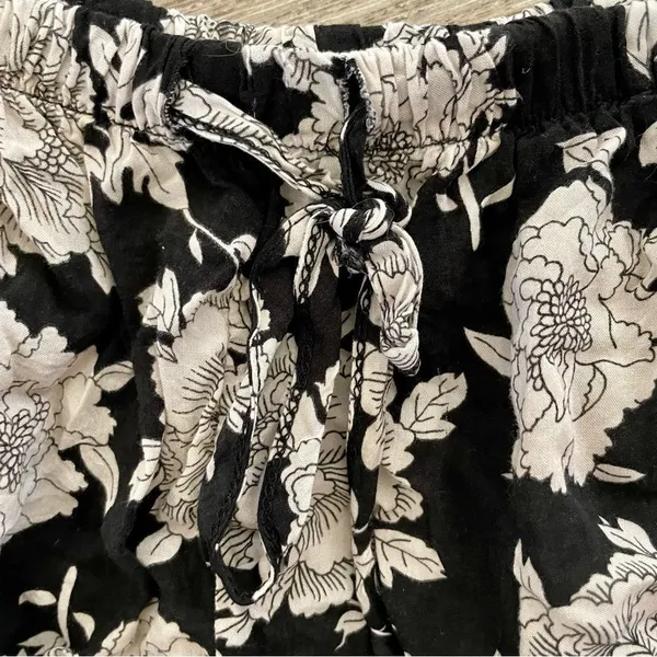 Brandy Melville black and white floral short shorts - Image 8