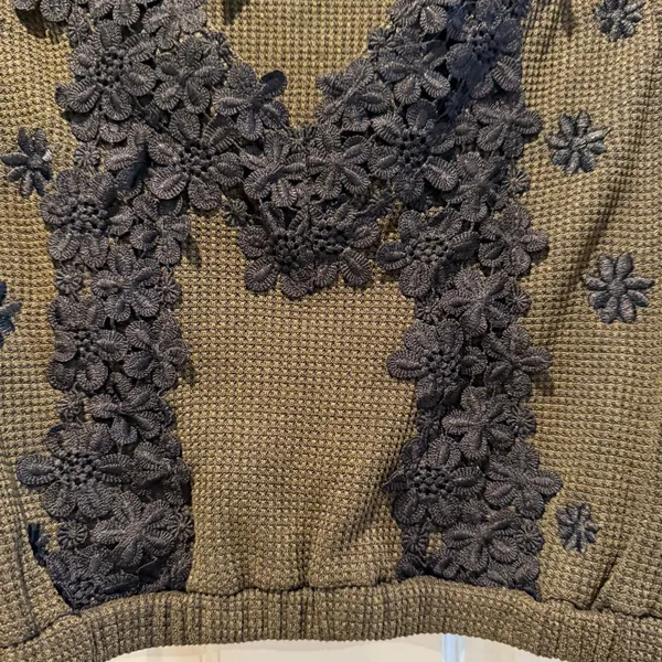 POL V Neck Waffle Crop Top Olive Green With Black Floral Appliqué Size Large NWT - Image 2