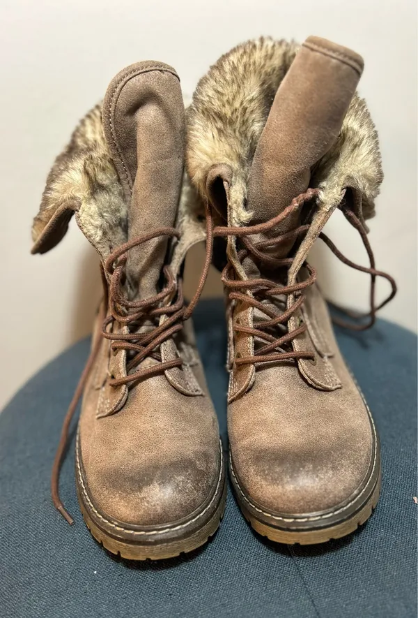 Women's warm boots with fur. Size 8. $36. Brown - Image 6
